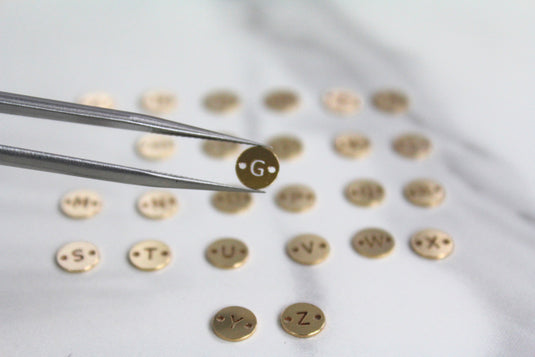 Charm con letra estilo bloque amarillo dorado - F