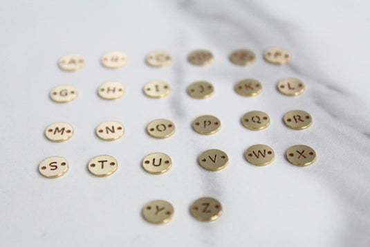 Charm con letra estilo bloque amarillo dorado - F