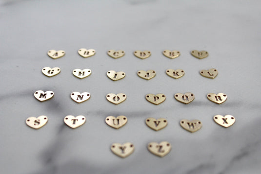 Charm con letra estilo bloque amarillo dorado - F