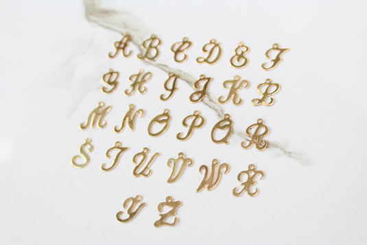Charm con letra estilo escritura cursiva amarilla rellena de oro - A