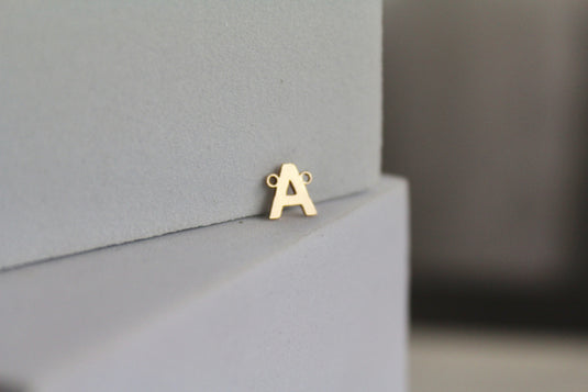 Conector de letras de estilo bloque - Chapado en oro de 14 quilates (amarillo)