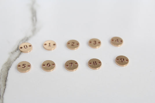 Charm con letra estilo bloque amarillo dorado - F