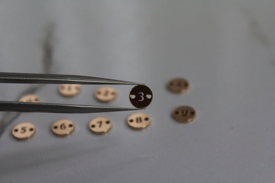 Charm con letra estilo bloque amarillo dorado - F