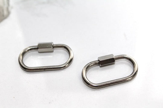 Load image into Gallery viewer, Smooth Screw Carabiner - Silver Plated
