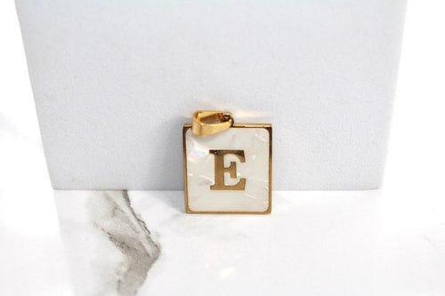 Charm con letra estilo bloque amarillo dorado - F 