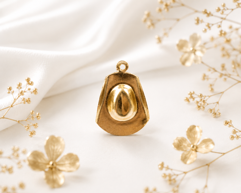 Cargue la imagen en el visor de la galería, Dije de sombrero de vaquero - Chapado en oro de 14 quilates (amarillo)
