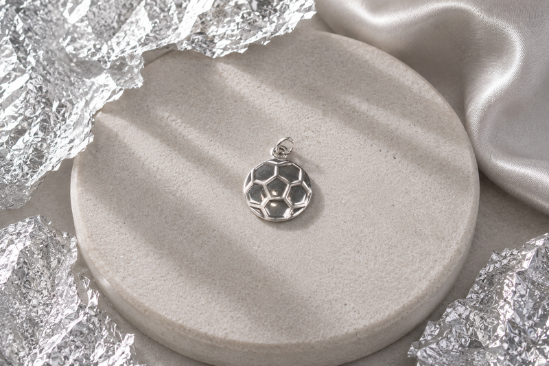 Cargue la imagen en el visor de la galería, Ballon - Soccer Ball Charm 18K Gold PVD (Silver)
