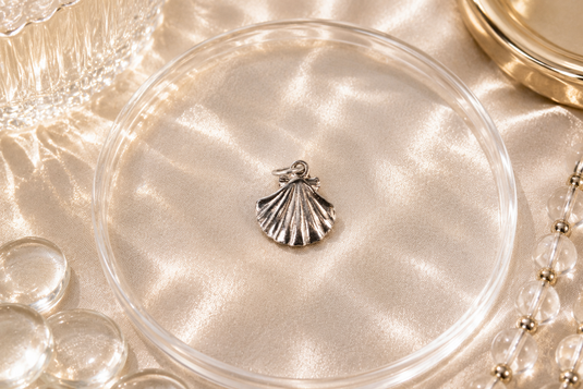 Clam Shell Charm - 18K Gold PVD (Silver)