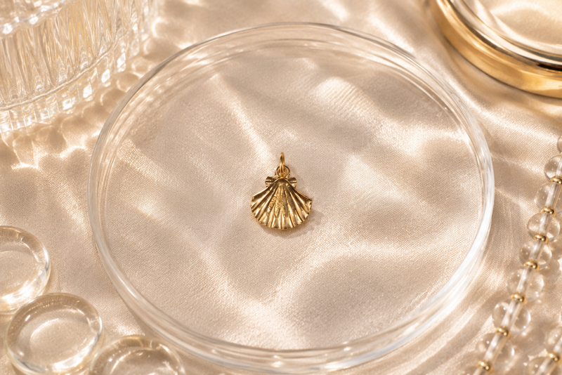 Load image into Gallery viewer, Clam Shell Charm - 18K Gold PVD
