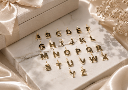 Dije de letra estilo bloque grueso de oro de 14 quilates con anillo de salto fijo - A 