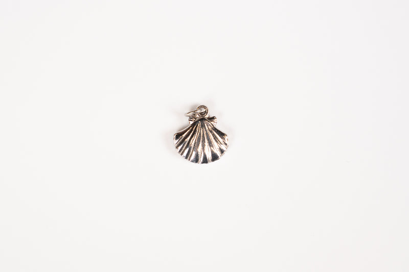 Load image into Gallery viewer, Clam Shell Charm - 18K Gold PVD (Silver)
