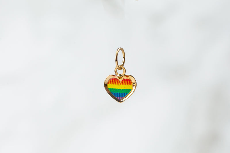 Cargue la imagen en el visor de la galería, Dije de orgullo con corazón arcoíris - Oro macizo de 14 quilates (amarillo) 
