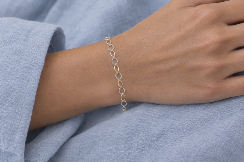 Cargar y reproducir video en Gallery Viewer, Tray mixed metal cable chain, 14K gold filled and twisted sterling silver links, worn as a welded permanent bracelet, video
