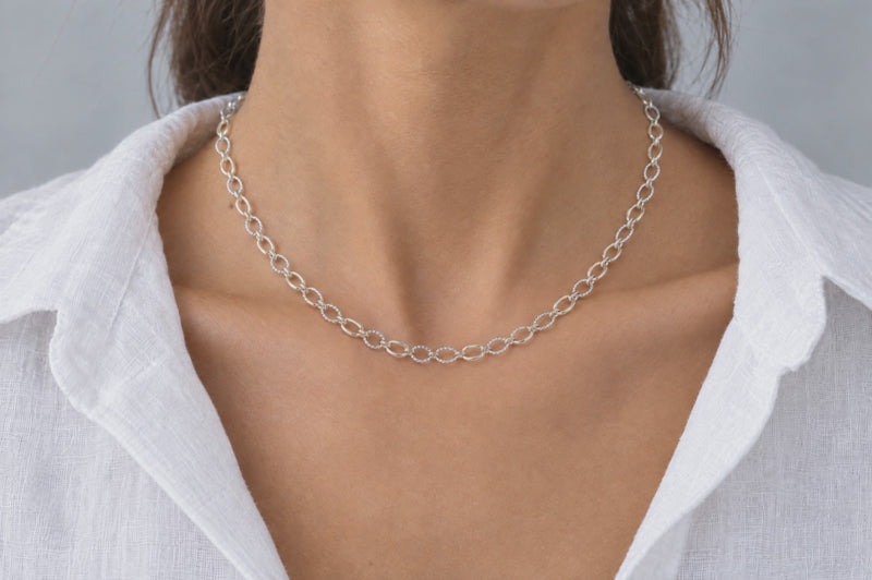 Cargar y reproducir video en Gallery Viewer, Tray mixed metal cable chain, 14K gold filled and twisted sterling silver links, worn as a permanent necklace, video
