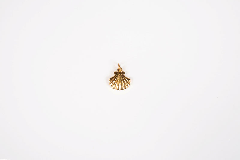 Load image into Gallery viewer, Clam Shell Charm - 18K Gold PVD
